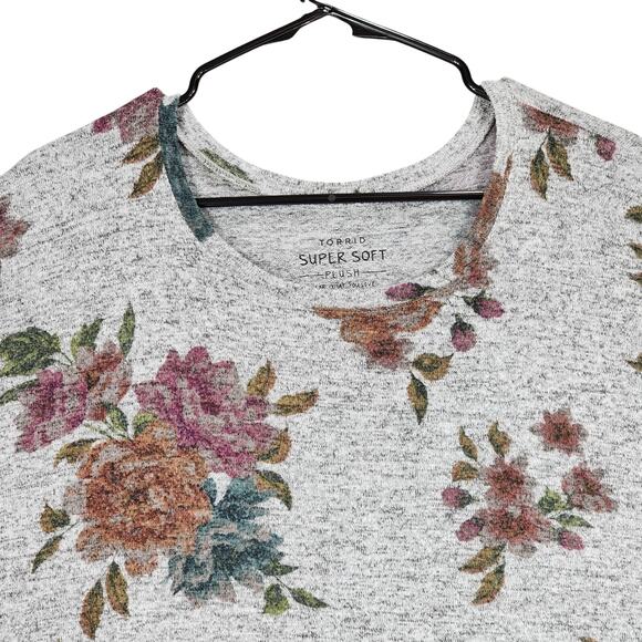 Torrid T Shirt Top 4 Super Soft Plush Knit Floral Gray Pink 54x30 Stretch Comfy - Picture 9 of 11